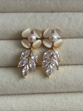 Elegant Pearl & Cat’s Eye Flower Crystal Leaf Drop Earrings – Gold Tone